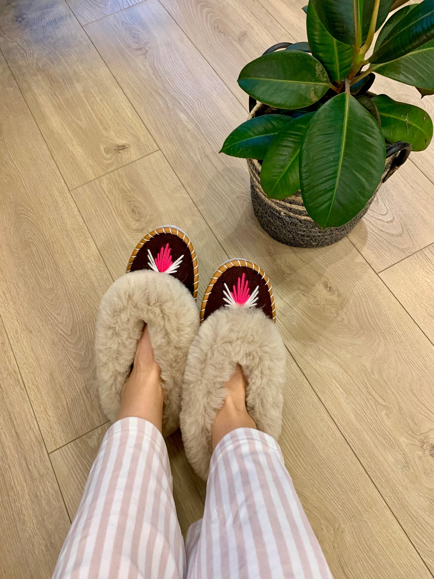 Sheep 🐑 Fur Slippers In Beige Fur - Pinstripe