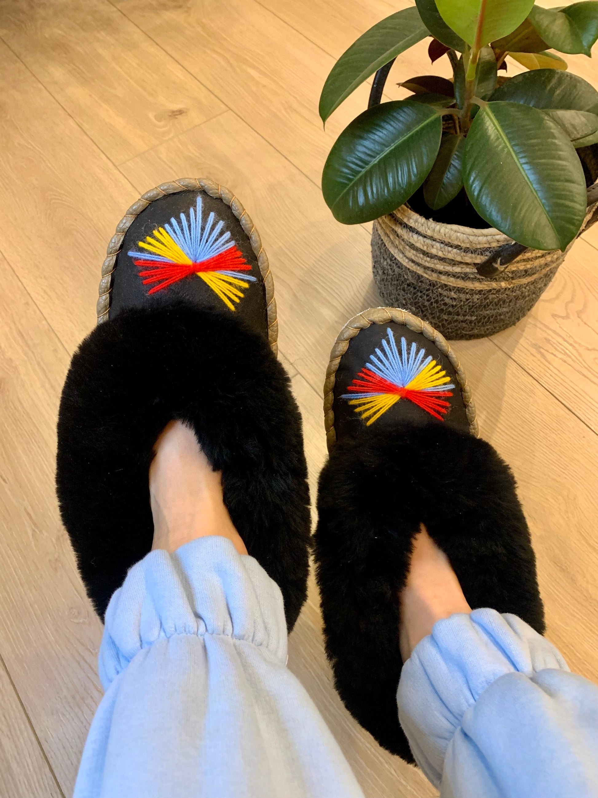 Sheep 🐑 Fur Slippers Black Fur - Pinstripe