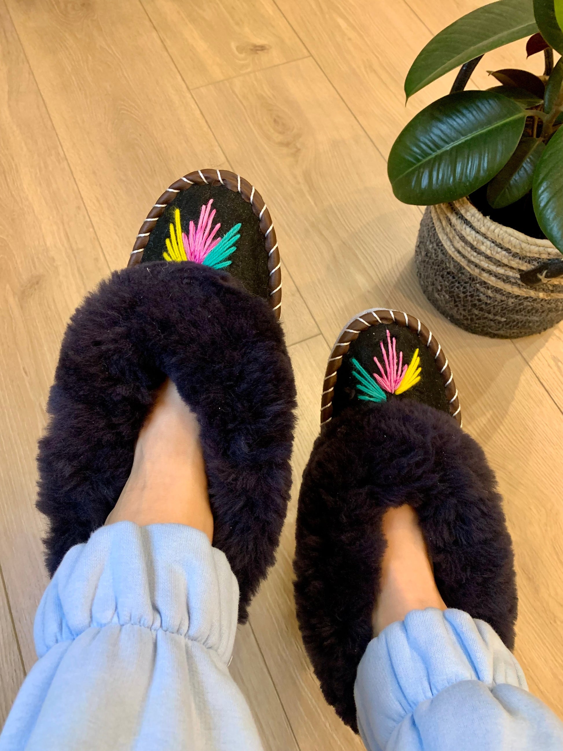 Sheep 🐑 Fur Slippers Black Fur - Pinstripe