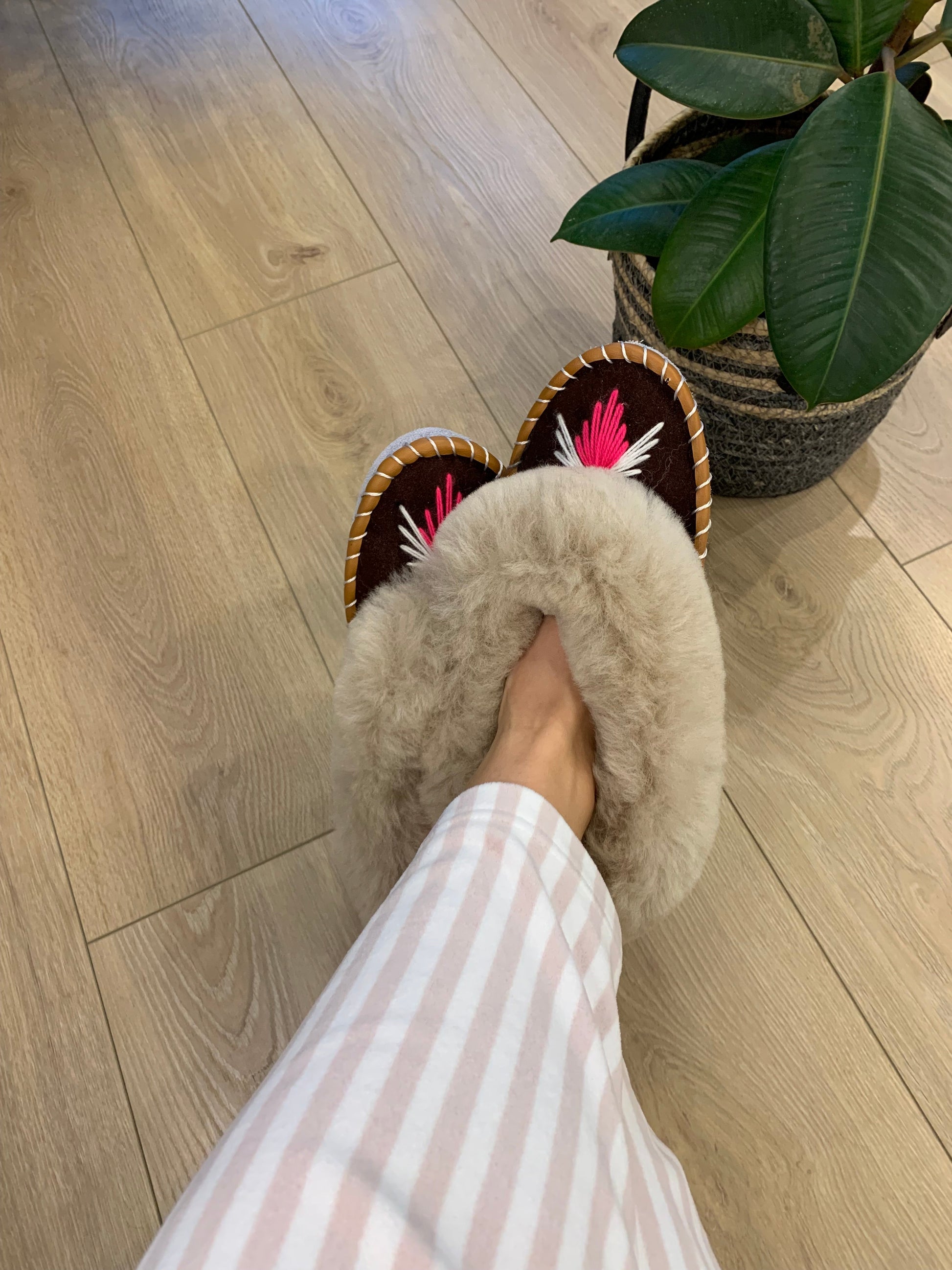 Sheep 🐑 Fur Slippers In Beige Fur - Pinstripe